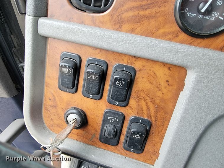 image for item JE9988 2009 Peterbilt 388  semi truck