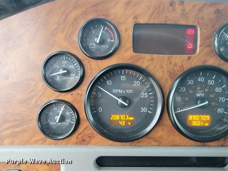 image for item JE9988 2009 Peterbilt 388  semi truck