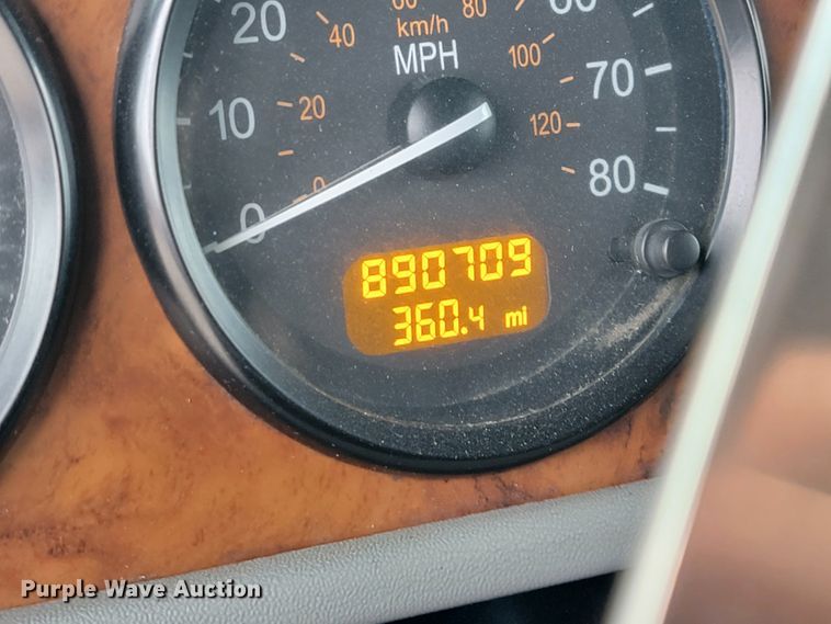 image for item JE9988 2009 Peterbilt 388  semi truck