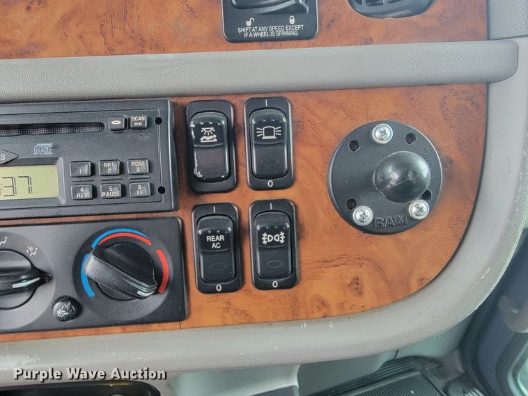 image for item JE9988 2009 Peterbilt 388  semi truck