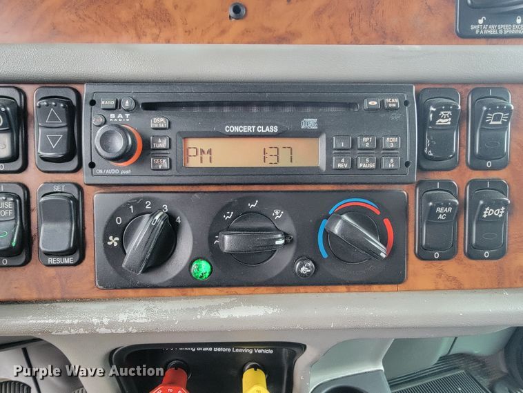 image for item JE9988 2009 Peterbilt 388  semi truck