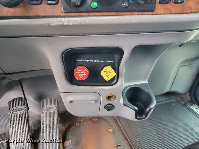 image for item JE9988 2009 Peterbilt 388  semi truck