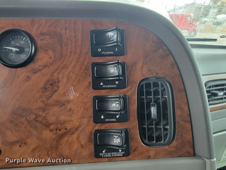 image for item JE9988 2009 Peterbilt 388  semi truck