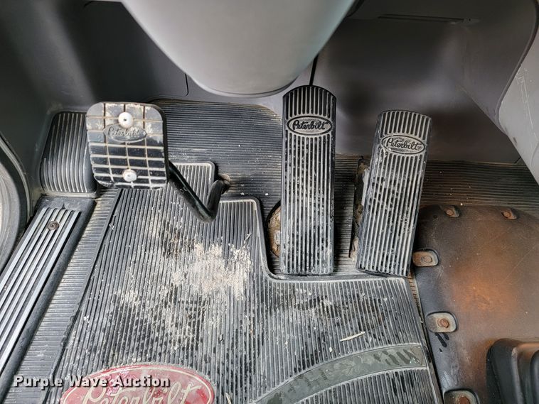 image for item JE9988 2009 Peterbilt 388  semi truck