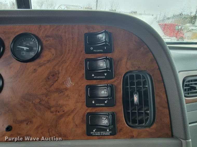 image for item JE9988 2009 Peterbilt 388  semi truck