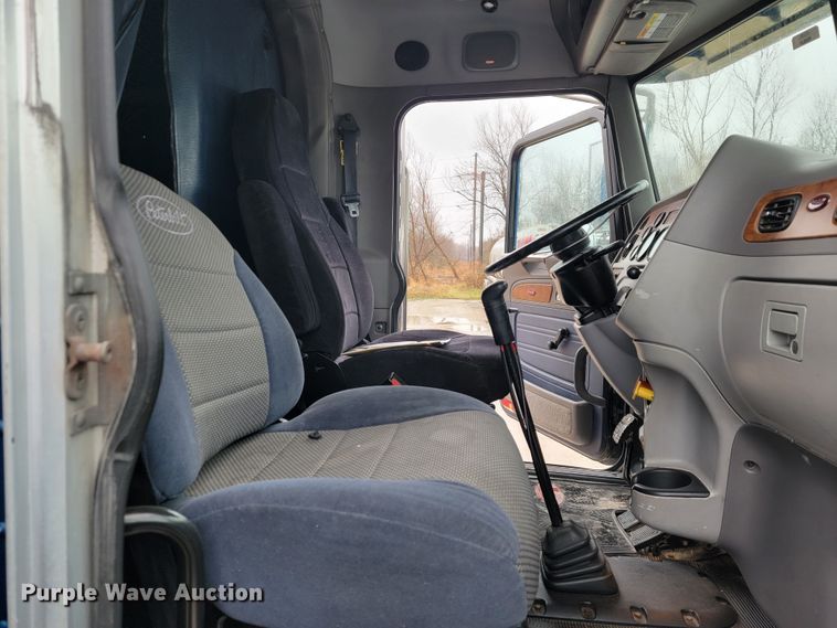 image for item JE9988 2009 Peterbilt 388  semi truck