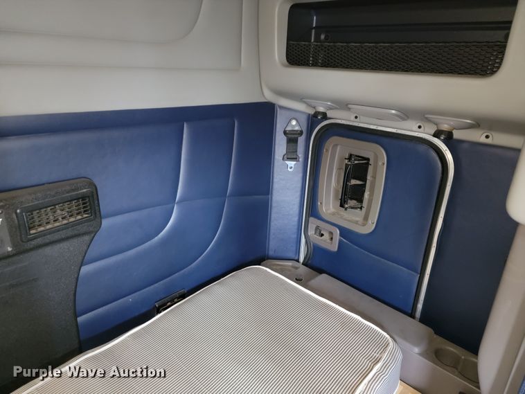 image for item JE9988 2009 Peterbilt 388  semi truck