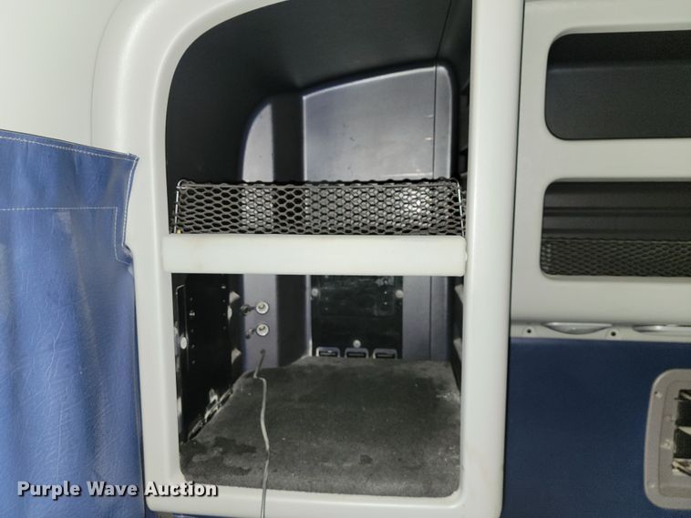 image for item JE9988 2009 Peterbilt 388  semi truck