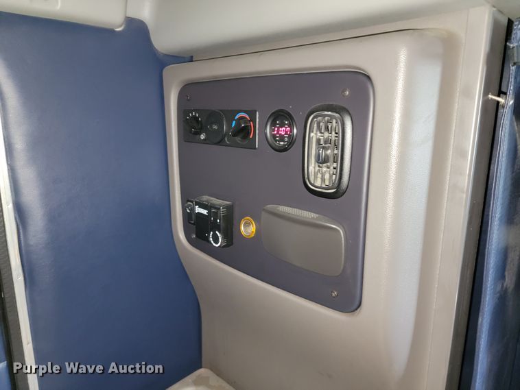 image for item JE9988 2009 Peterbilt 388  semi truck