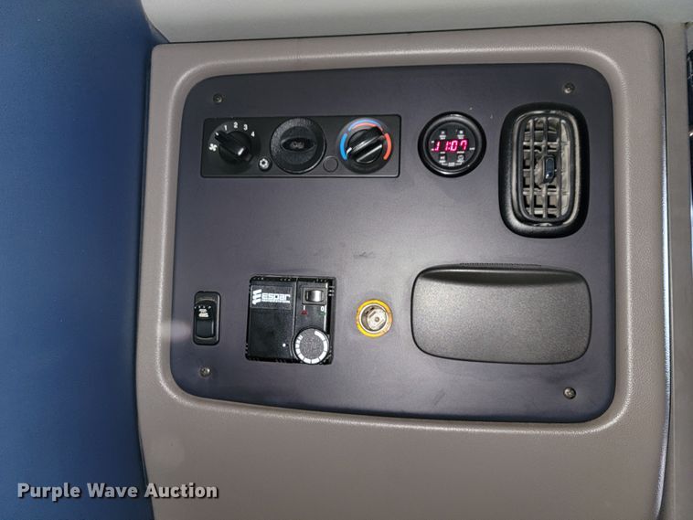 image for item JE9988 2009 Peterbilt 388  semi truck