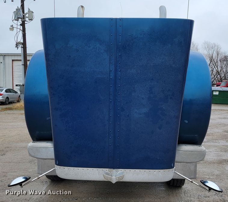 image for item JE9988 2009 Peterbilt 388  semi truck