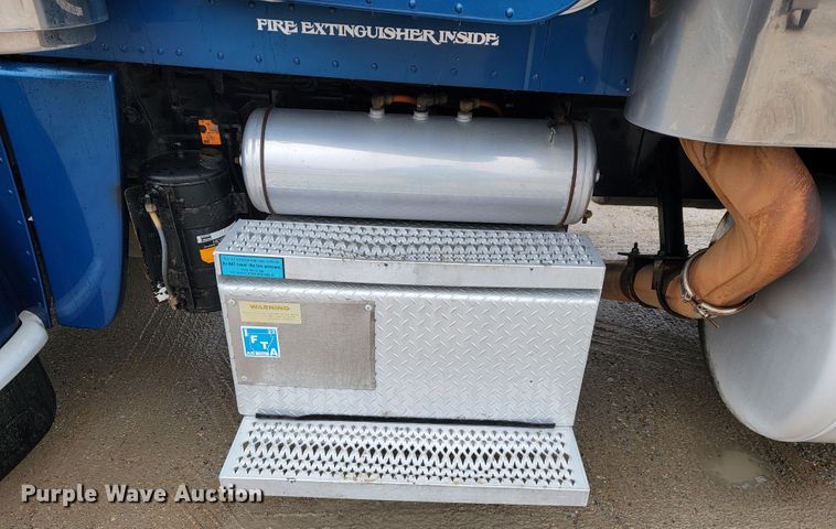 image for item JE9988 2009 Peterbilt 388  semi truck