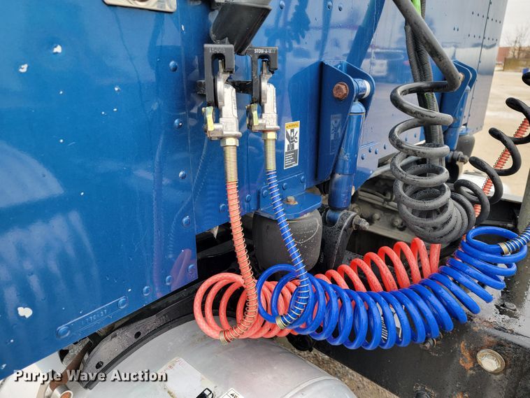 image for item JE9988 2009 Peterbilt 388  semi truck