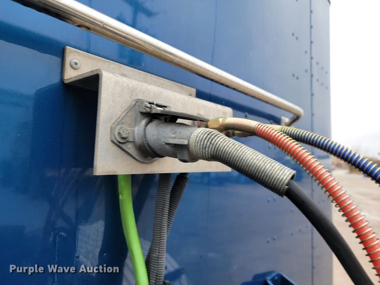 image for item JE9988 2009 Peterbilt 388  semi truck