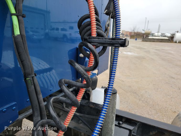 image for item JE9988 2009 Peterbilt 388  semi truck