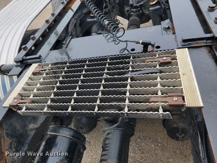 image for item JE9988 2009 Peterbilt 388  semi truck