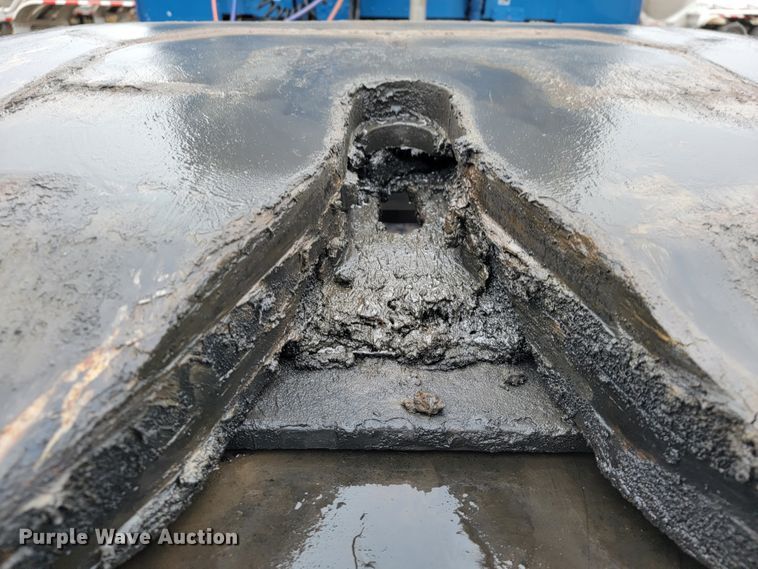 image for item JE9988 2009 Peterbilt 388  semi truck