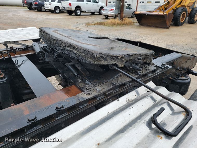 image for item JE9988 2009 Peterbilt 388  semi truck