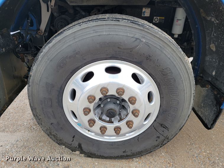 image for item JE9988 2009 Peterbilt 388  semi truck