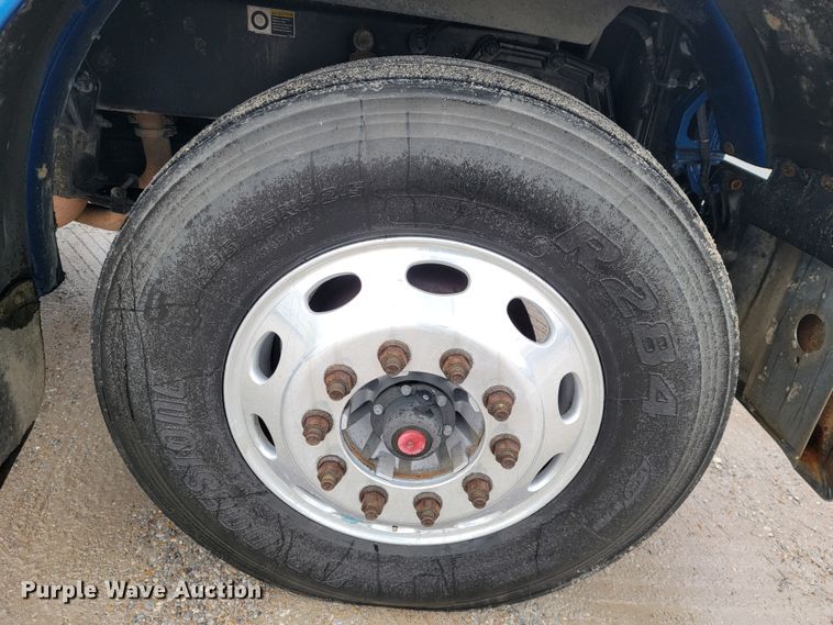 image for item JE9988 2009 Peterbilt 388  semi truck