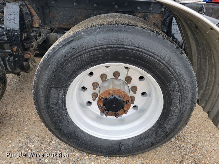 image for item JE9988 2009 Peterbilt 388  semi truck