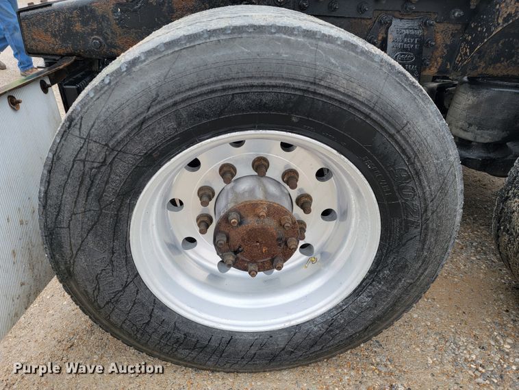 image for item JE9988 2009 Peterbilt 388  semi truck