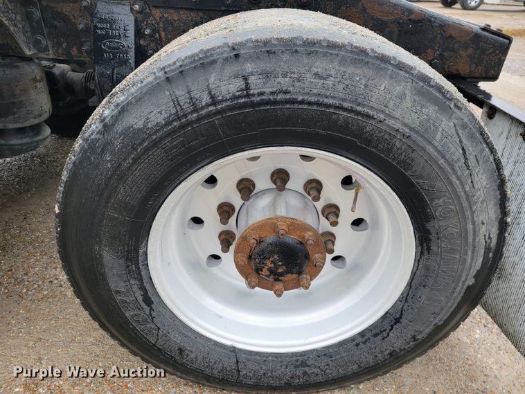 image for item JE9988 2009 Peterbilt 388  semi truck