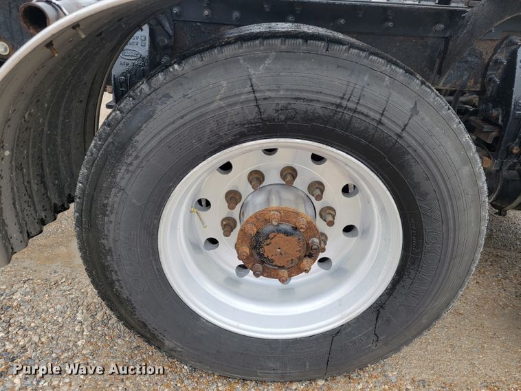 image for item JE9988 2009 Peterbilt 388  semi truck