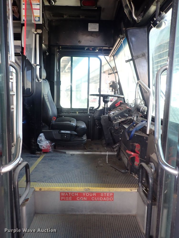 image for item DJ5629 2005 Gillig Phantom C20B096N4  transit bus