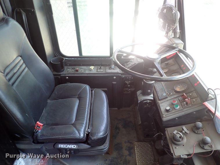 image for item DJ5629 2005 Gillig Phantom C20B096N4  transit bus