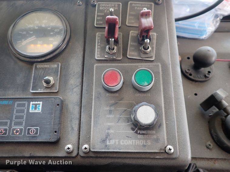 image for item DJ5629 2005 Gillig Phantom C20B096N4  transit bus