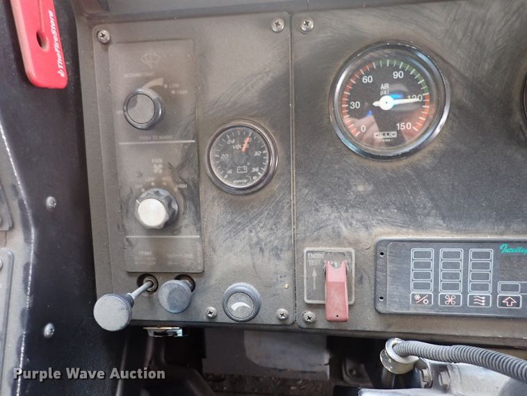 image for item DJ5629 2005 Gillig Phantom C20B096N4  transit bus