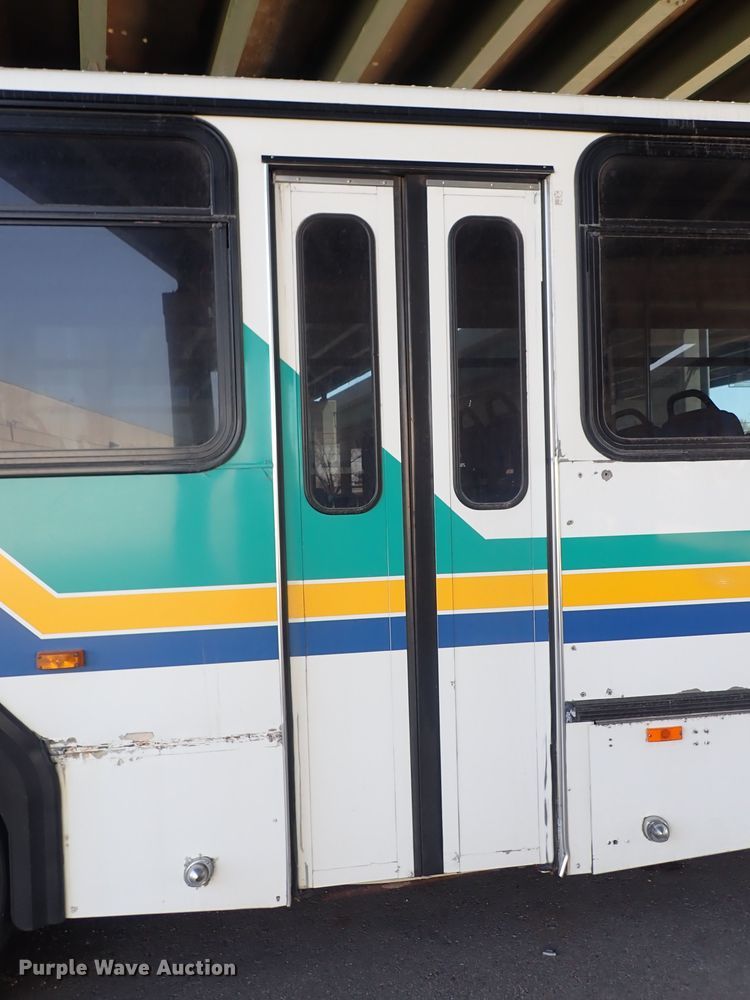 image for item DJ5629 2005 Gillig Phantom C20B096N4  transit bus