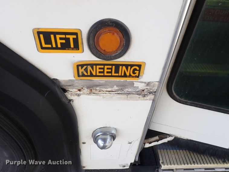 image for item DJ5629 2005 Gillig Phantom C20B096N4  transit bus