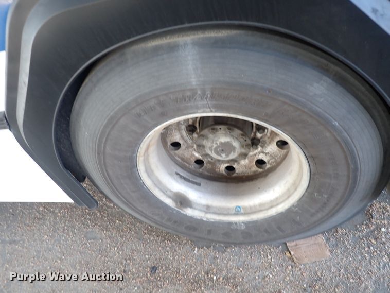 image for item DJ5629 2005 Gillig Phantom C20B096N4  transit bus