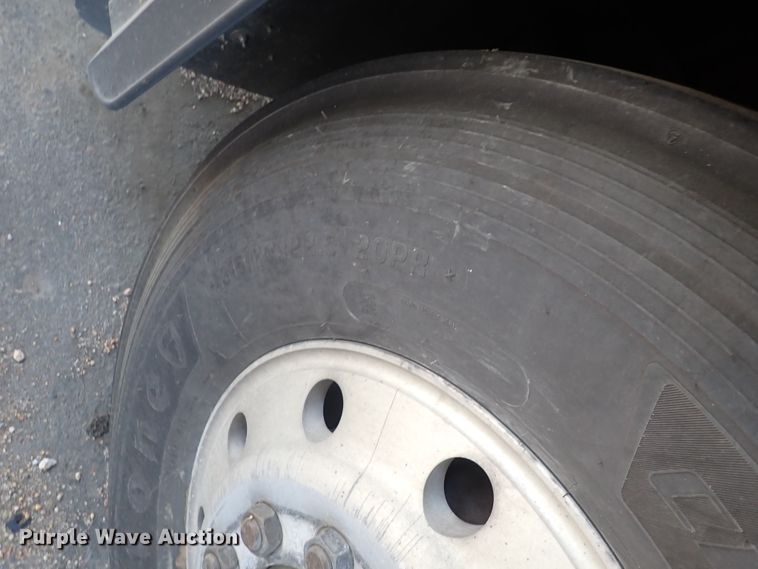 image for item DJ5629 2005 Gillig Phantom C20B096N4  transit bus