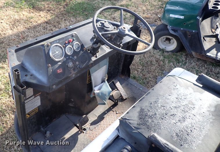 image for item HR9768 1986 Cushman  utility vehicle