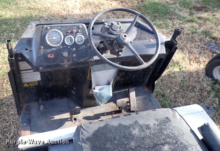 image for item HR9768 1986 Cushman  utility vehicle