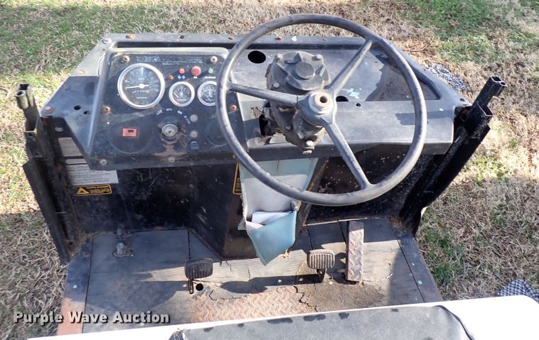image for item HR9768 1986 Cushman  utility vehicle