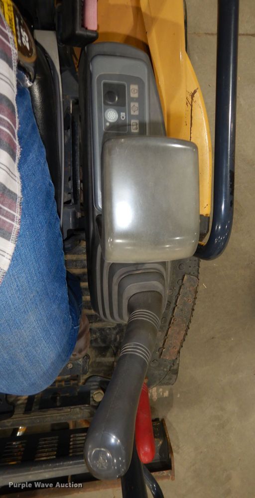 image for item DH8994 2004 John Deere 27C  mini excavator