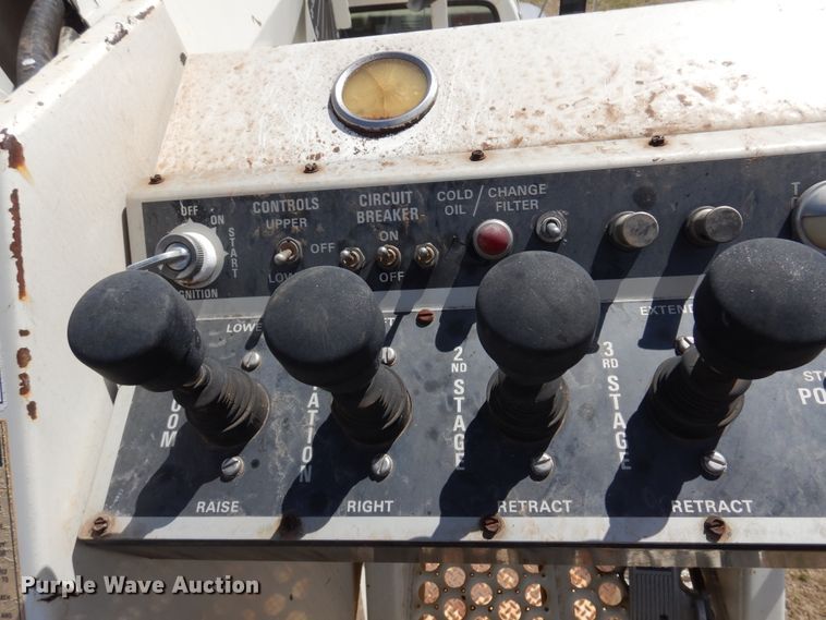 image for item DK4469 1991 Ford F800  digger derrick truck