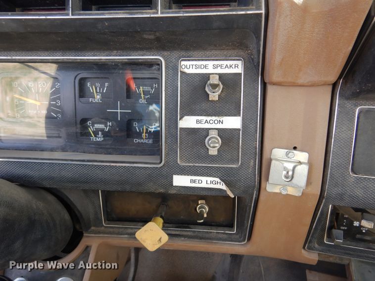 image for item DK4469 1991 Ford F800  digger derrick truck