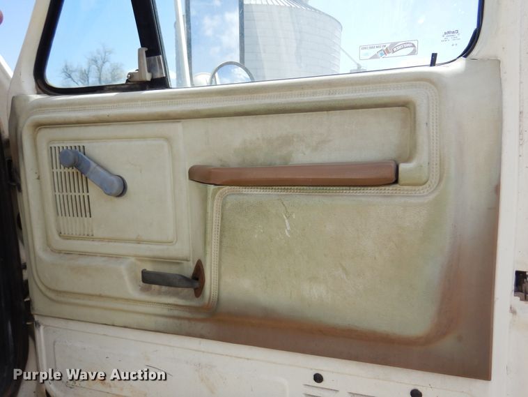 image for item DK4469 1991 Ford F800  digger derrick truck