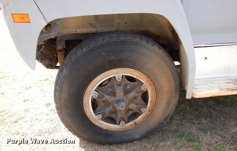 image for item DK4469 1991 Ford F800  digger derrick truck