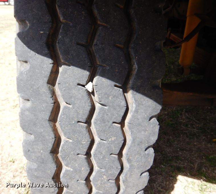 image for item DK4469 1991 Ford F800  digger derrick truck