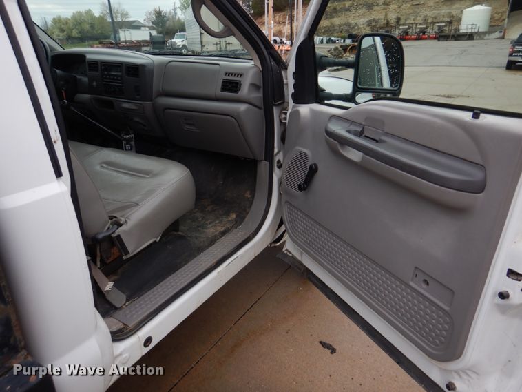 image for item DM7267 2000 Ford F550 Super Duty  flatbed truck