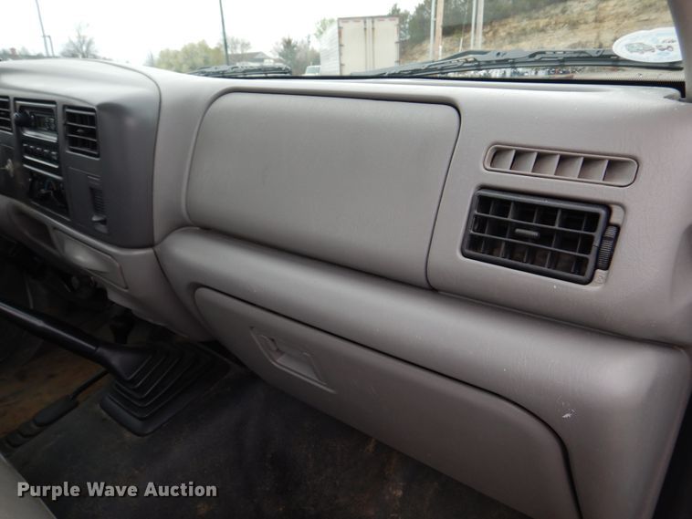 image for item DM7267 2000 Ford F550 Super Duty  flatbed truck