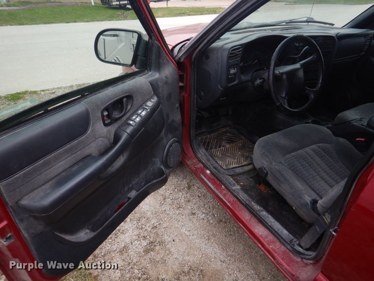 image for item IM9711 2002 Chevrolet Blazer LS  SUV