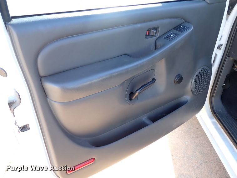 image for item JO9564 2004 Chevrolet Silverado 1500  Ext. Cab pickup truck