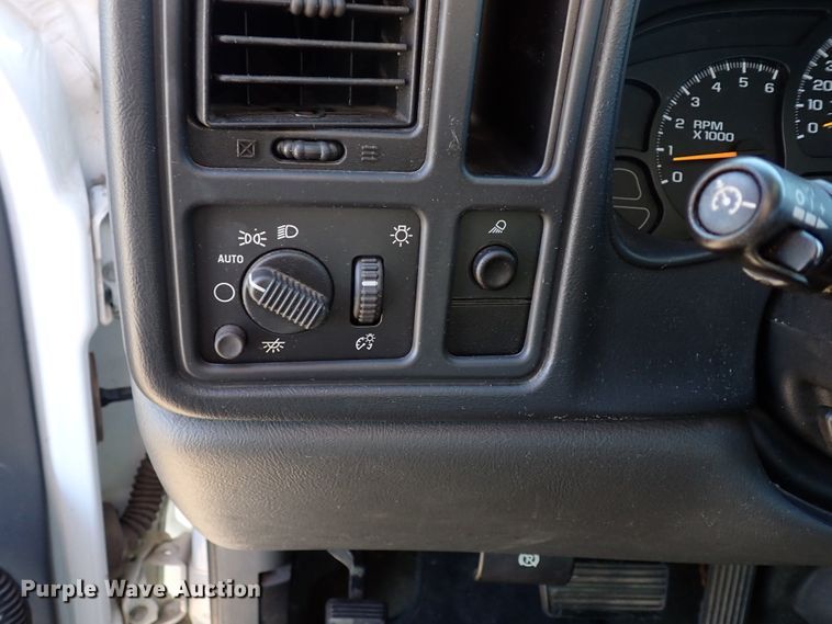 image for item JO9564 2004 Chevrolet Silverado 1500  Ext. Cab pickup truck